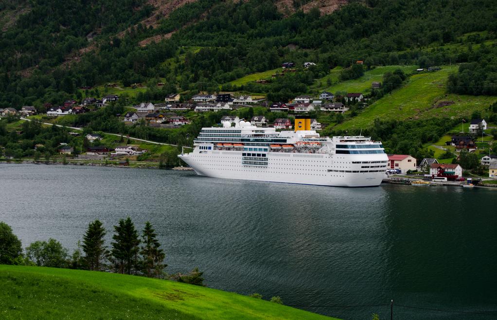 Nuestro Buque, el Costa NeoRomantica atracado en los bellos Fiordos Noruegos CRUCEROS COSTA NEOROMANTICA CRUCEROS NORTE DE EUROPA CRUCEROS FIORDOS NORUEGOS CRUCEROS CABO NORTE CRUCEROS NORUEGA CRUCEROS FIORDOS NORUEGOS COSTA CRUCEROS